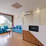 Super Oyo Townhouse 1232 White Sand