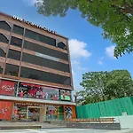 Super Oyo Townhouse 1232 White Sand