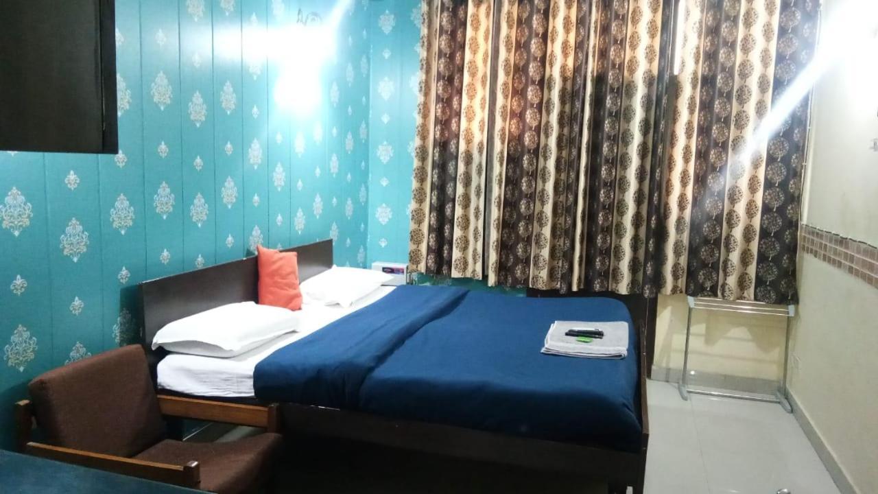 O Hya's Hotel