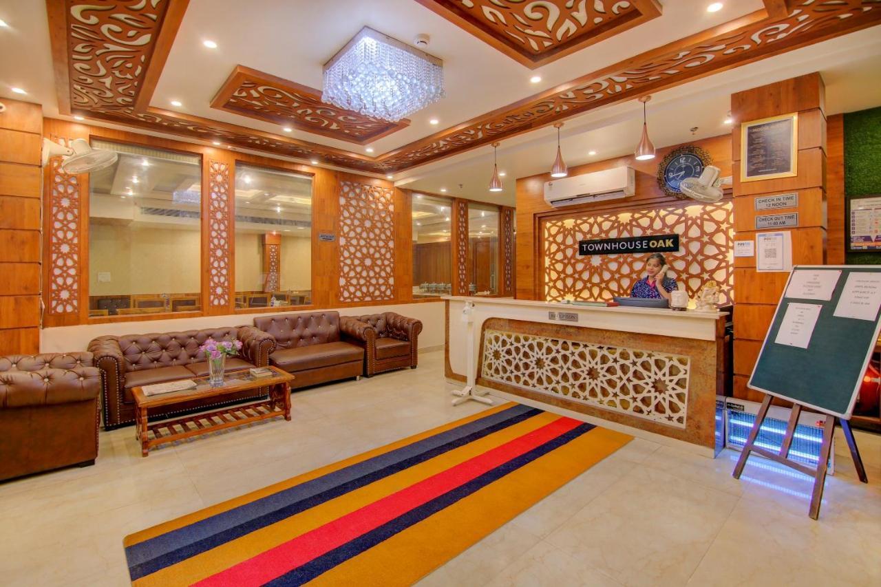 Hotel Vaccinated Staff- Townhouse Oak Gk Residency 4*
