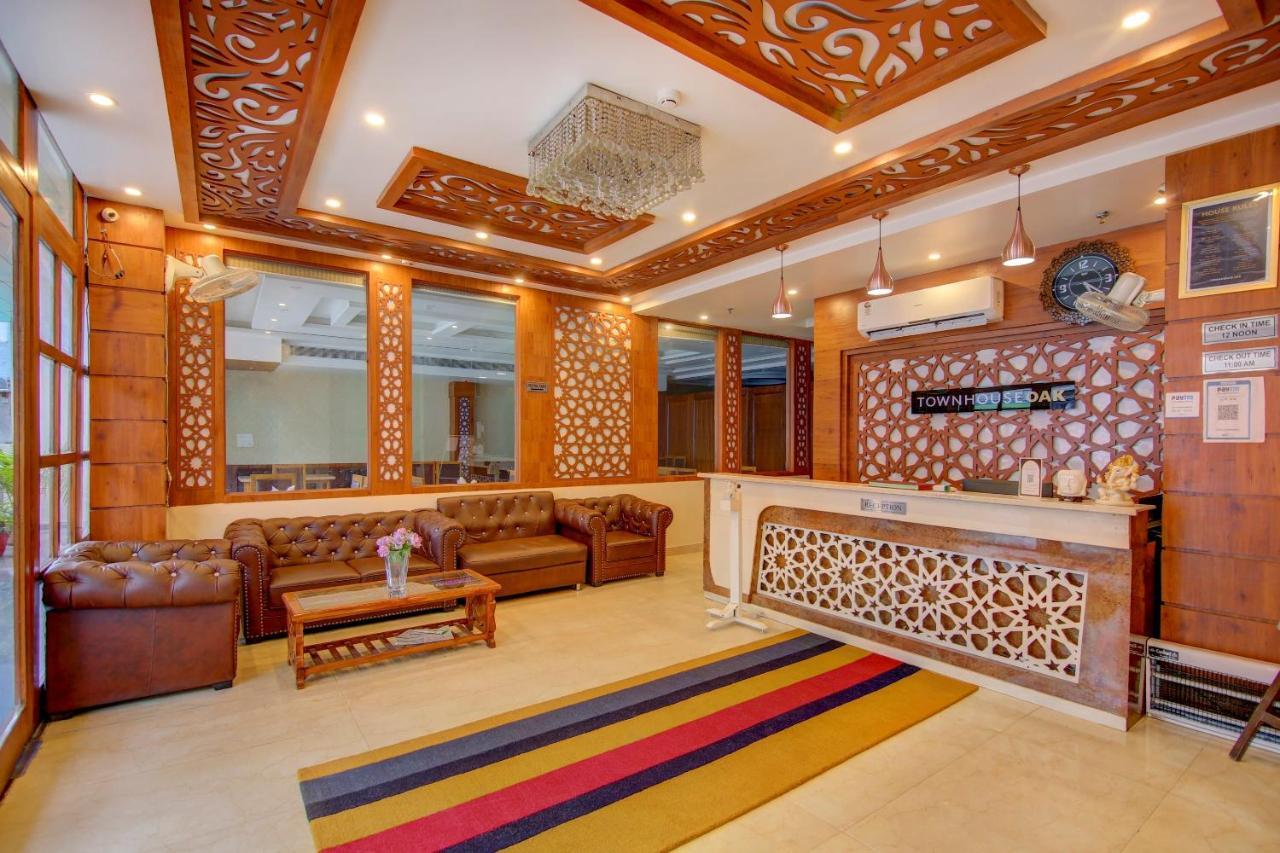 Vaccinated Staff- Townhouse Oak Gk Residency Hotel Dehradun