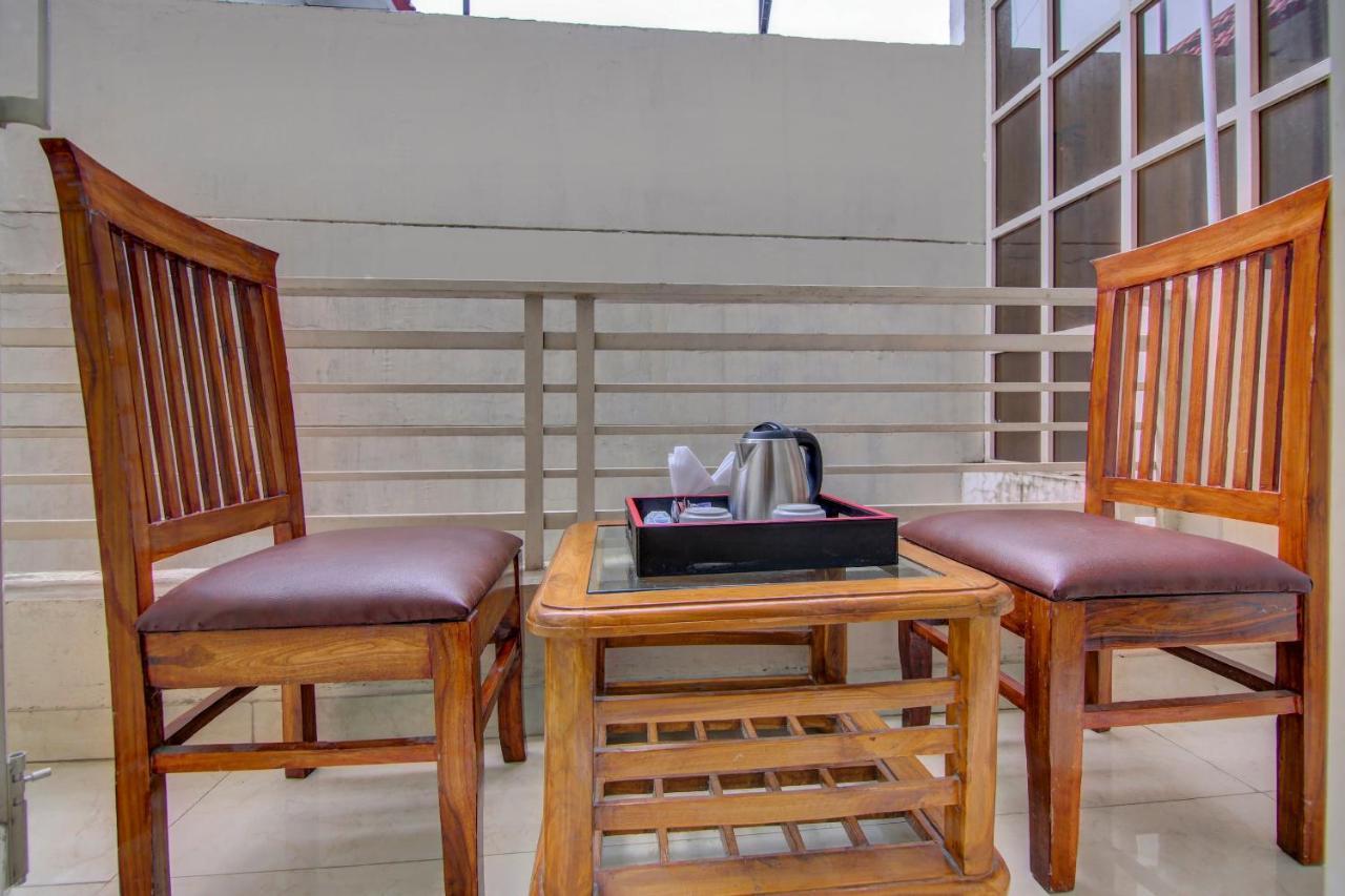 Vaccinated Staff- Townhouse Oak Gk Residency Hotel