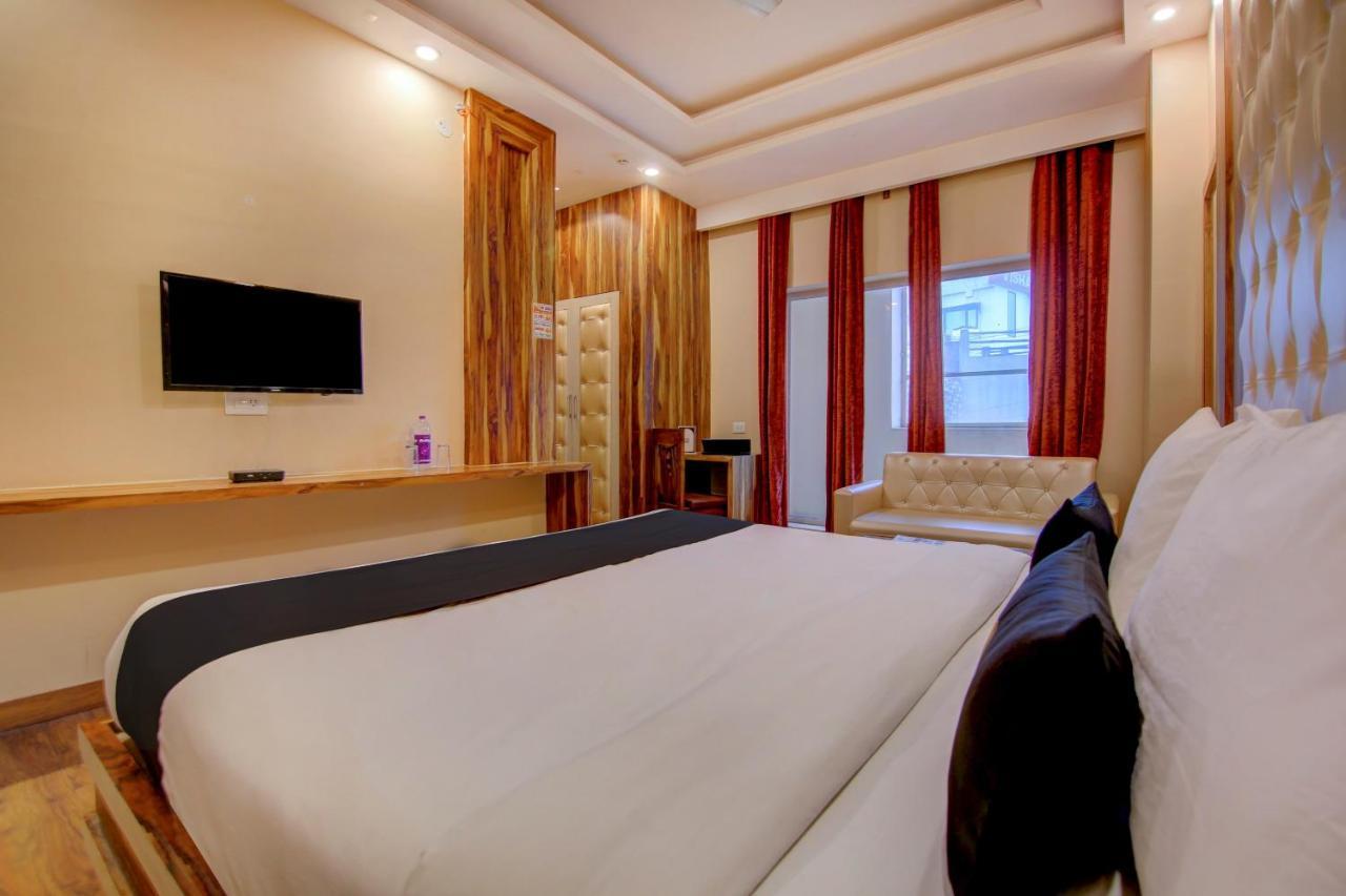Hotel Vaccinated Staff- Townhouse Oak Gk Residency