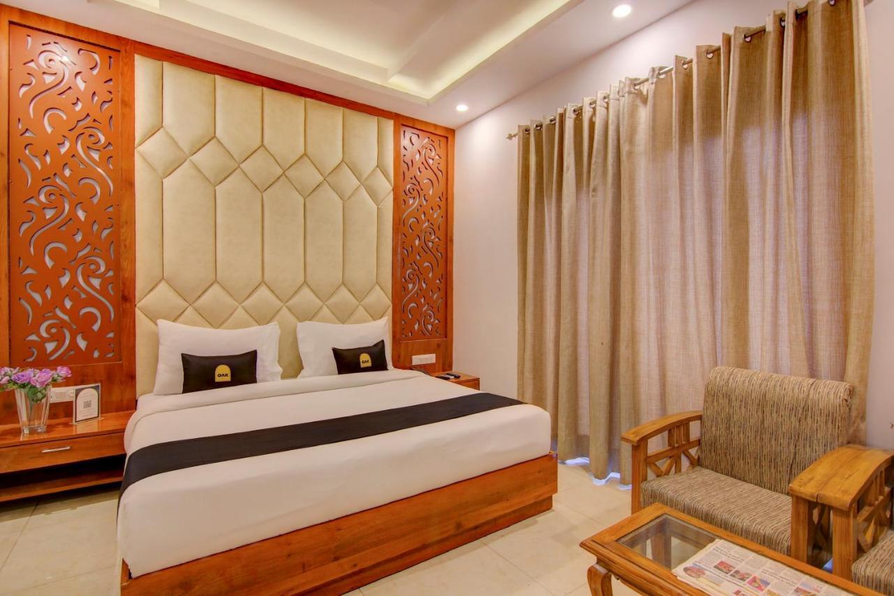 Hotel Vaccinated Staff- Townhouse Oak Gk Residency 4*