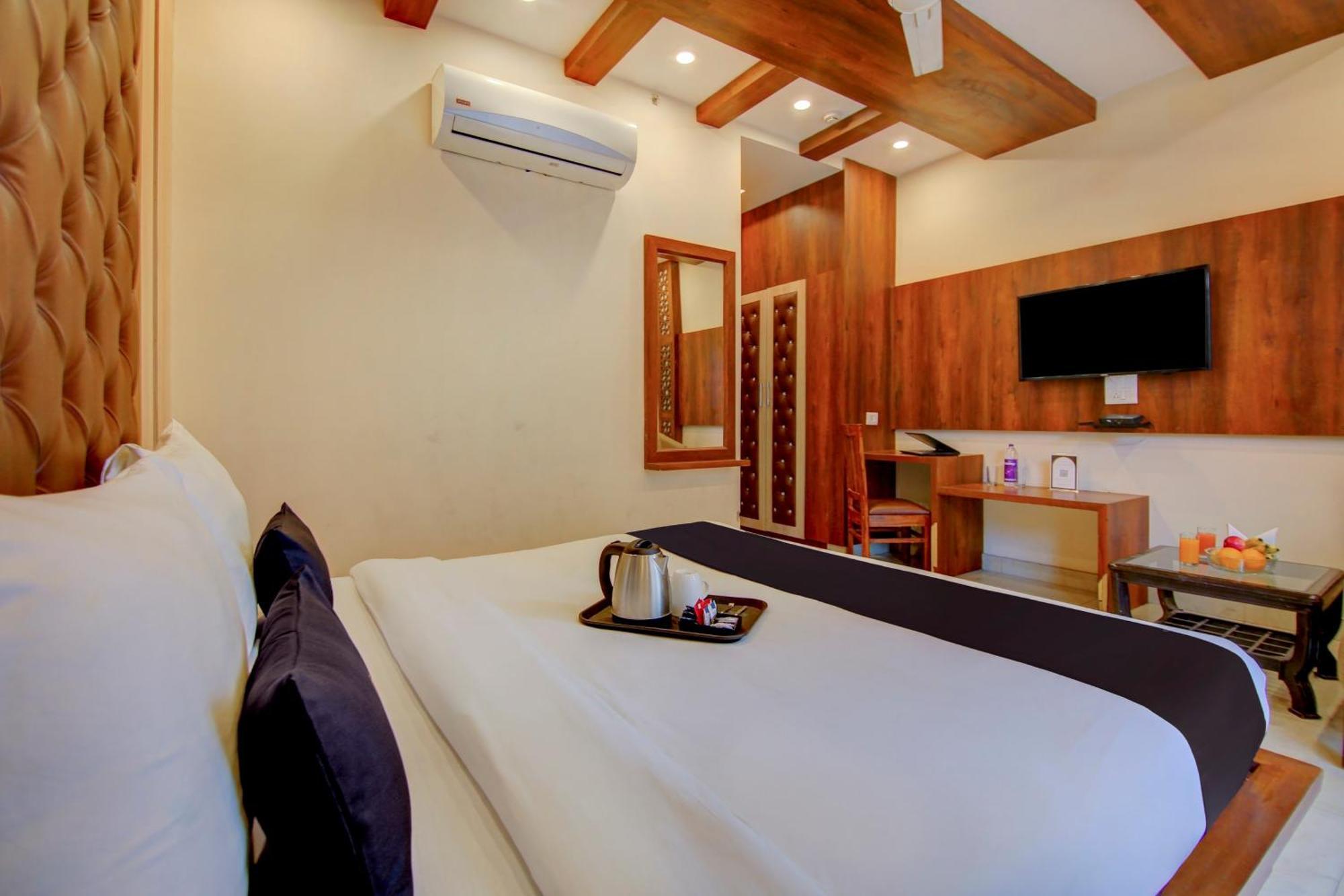 Vaccinated Staff- Townhouse Oak Gk Residency 4*