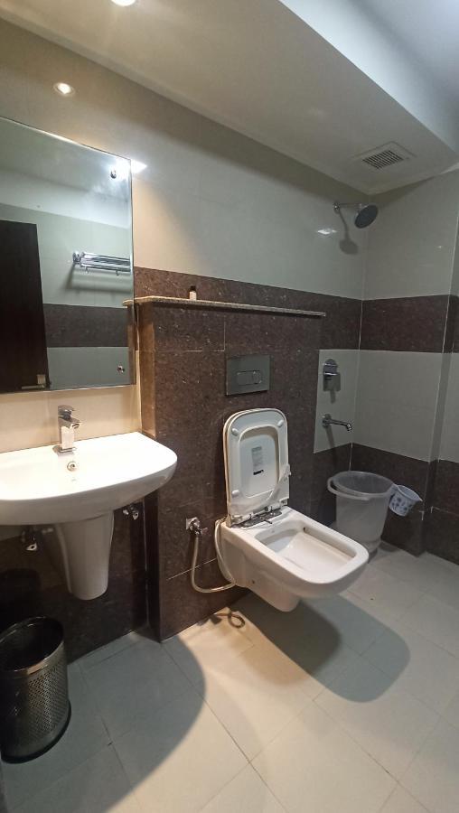 Capital O 82077 Krishna Palace Hotel Dehradun