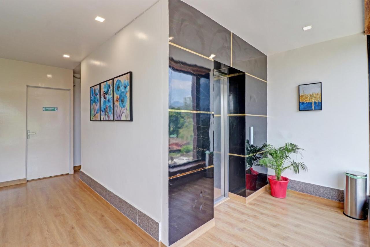 Super Oyo Townhouse 1232 White Hotel