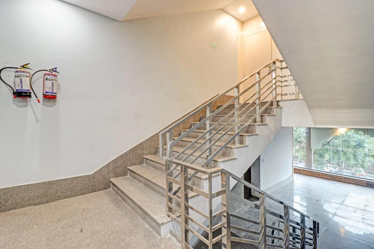 Super Oyo Townhouse 1232 White Hotel