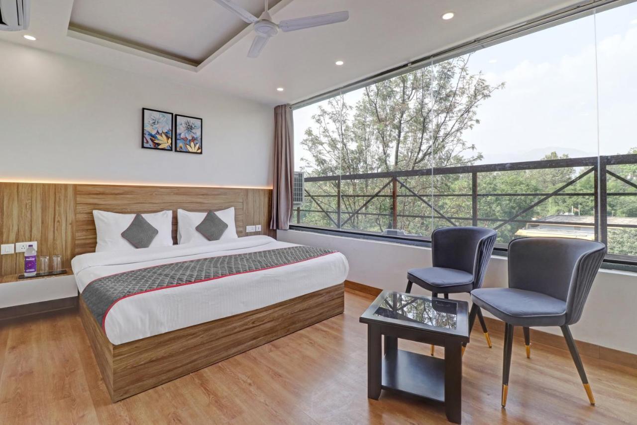Super Oyo Townhouse 1232 White Dehradun