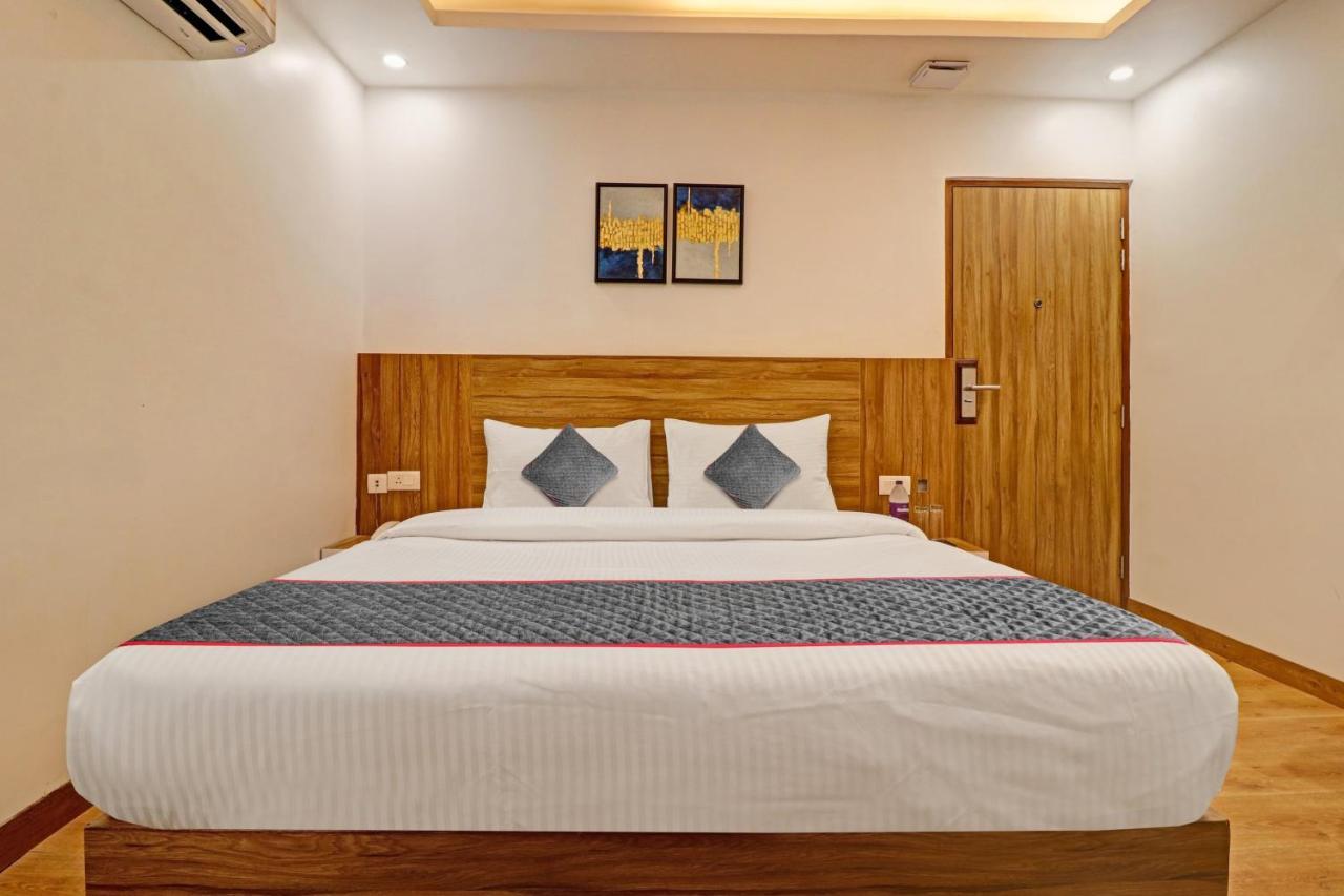Super Oyo Townhouse 1232 White Hotel