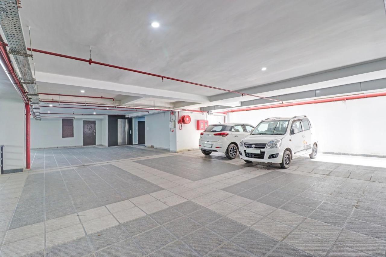 Super Oyo Townhouse 1232 White Hotel