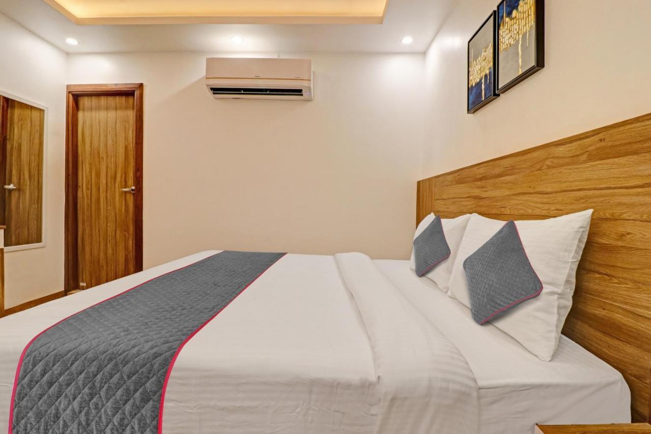 Super Oyo Townhouse 1232 White Hotel