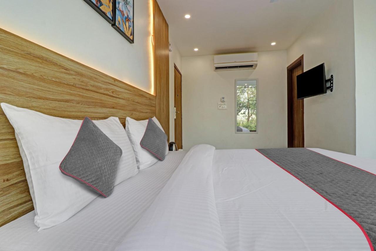 Hotel Super Oyo Townhouse 1232 White