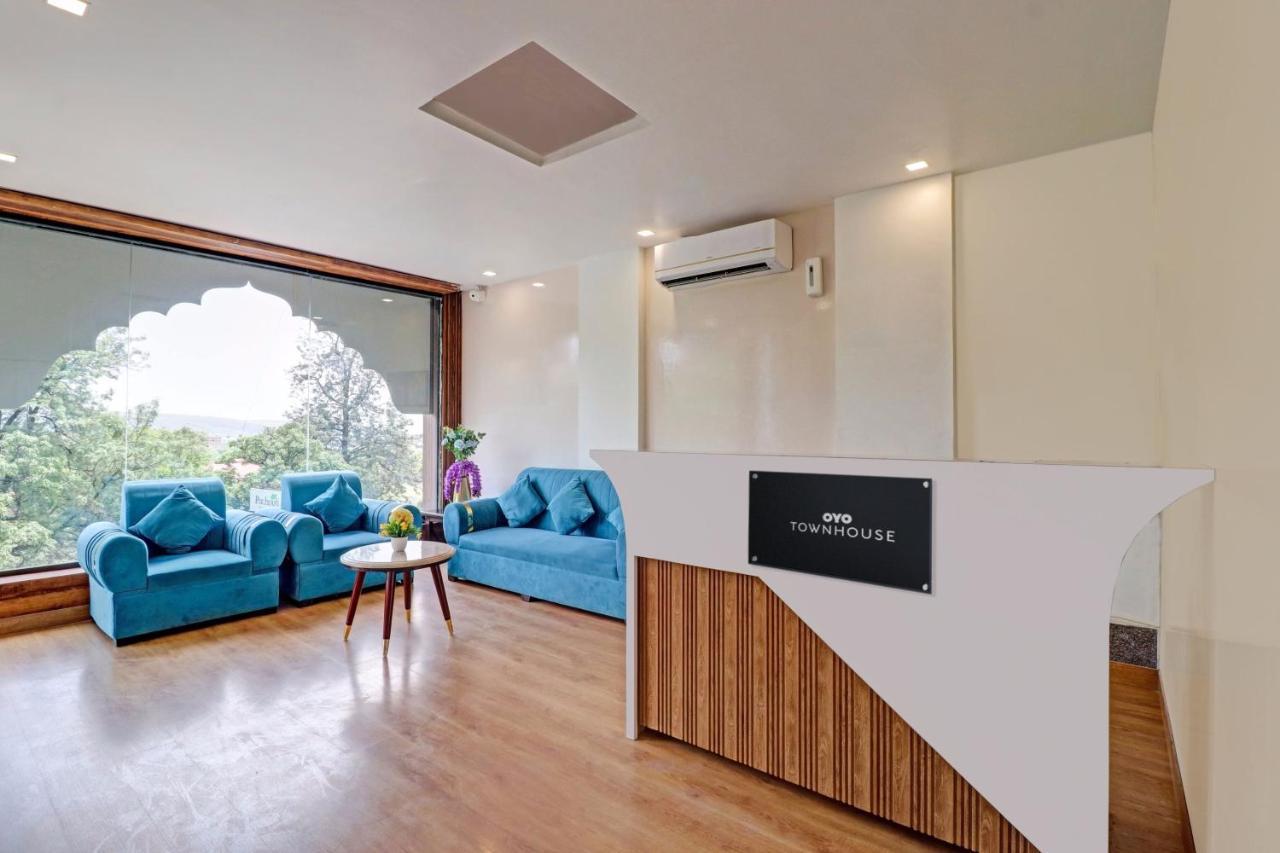 Super Oyo Townhouse 1232 White Hotel 3*