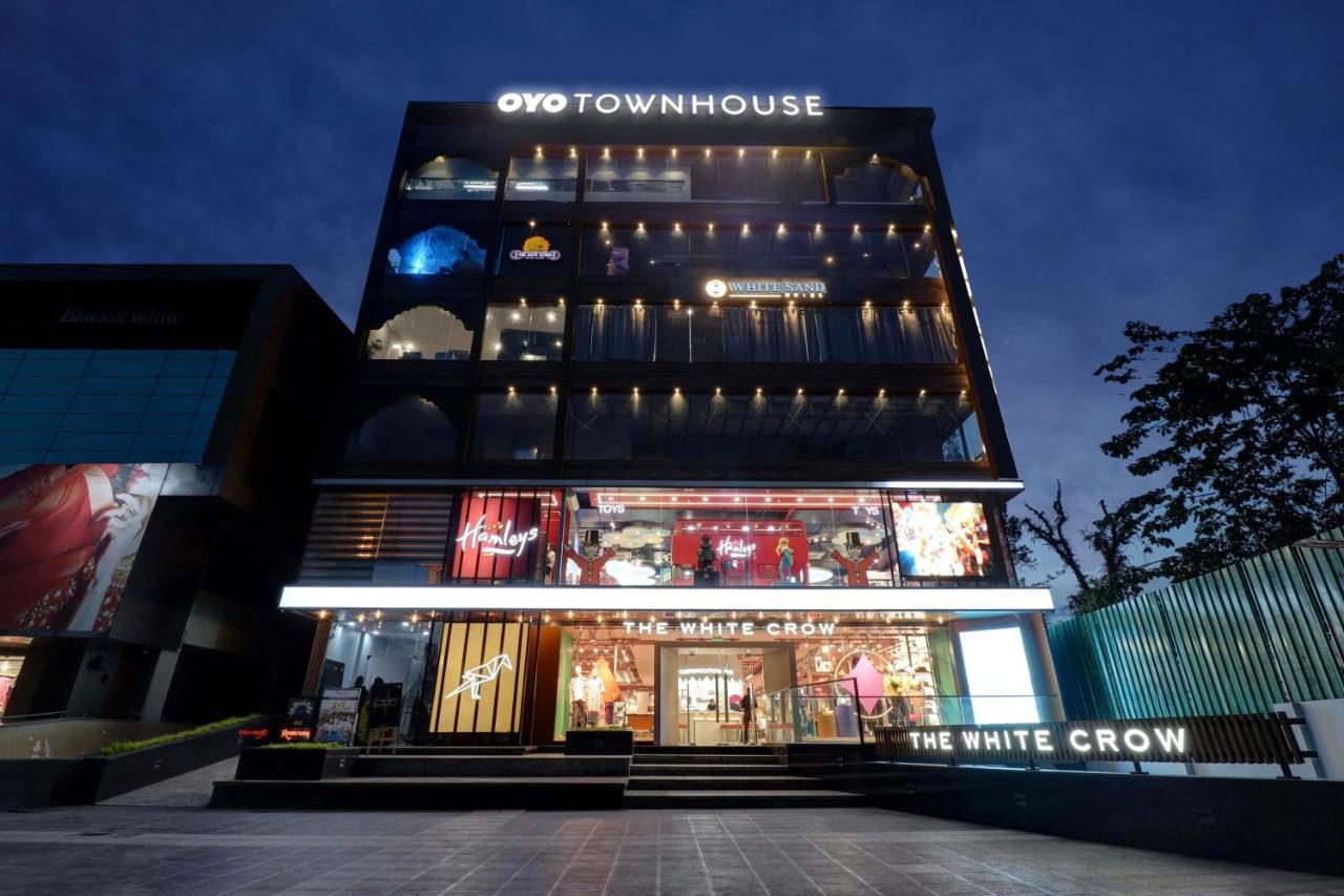 Super Oyo Townhouse 1232 White Hotel