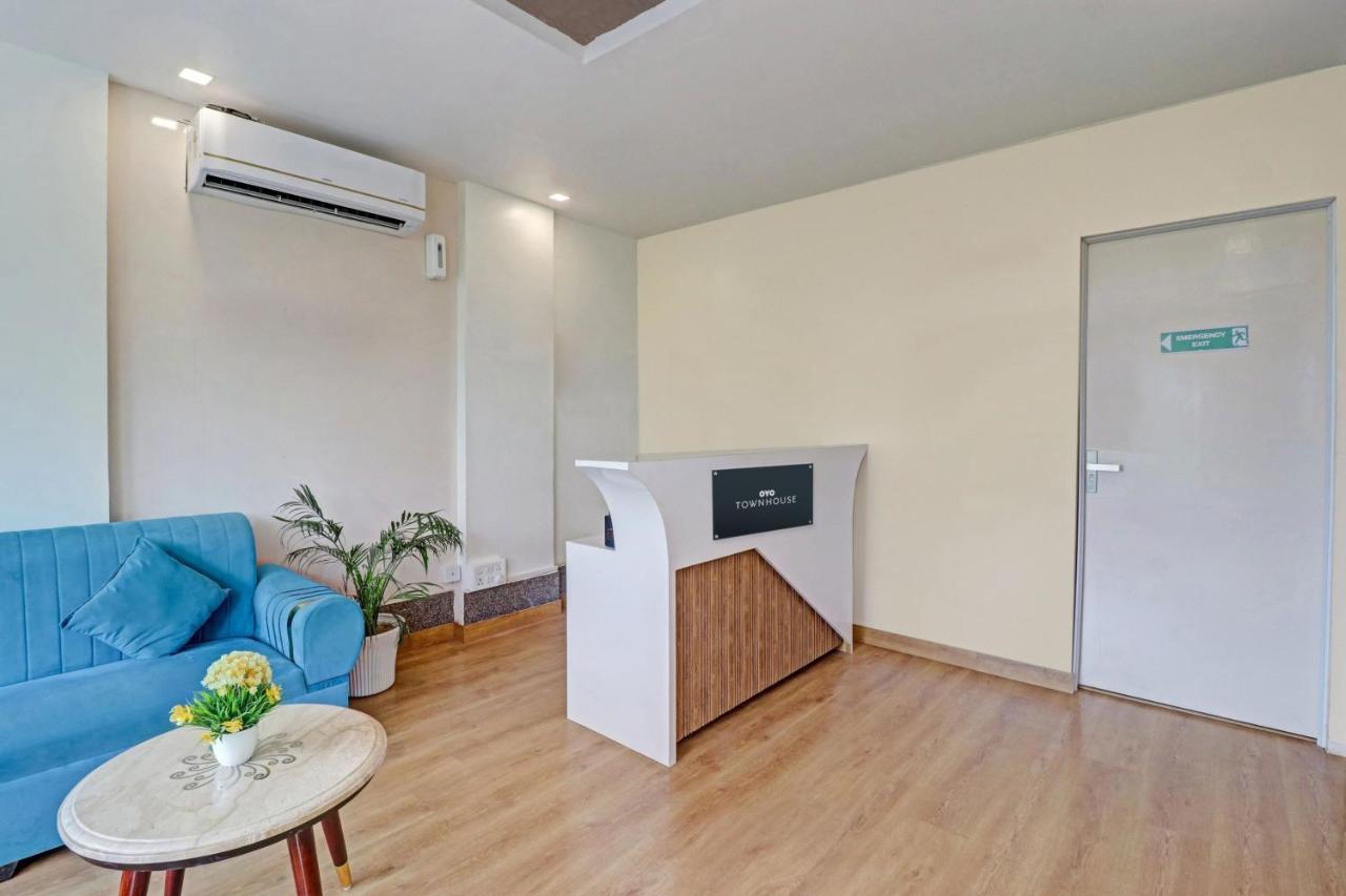 Super Oyo Townhouse 1232 White