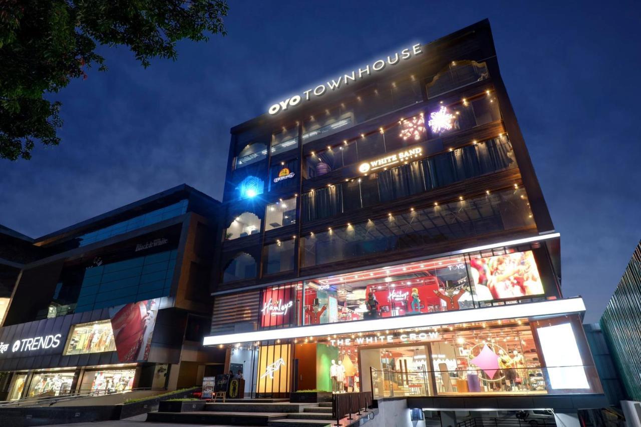 Hotel Super Oyo Townhouse 1232 White