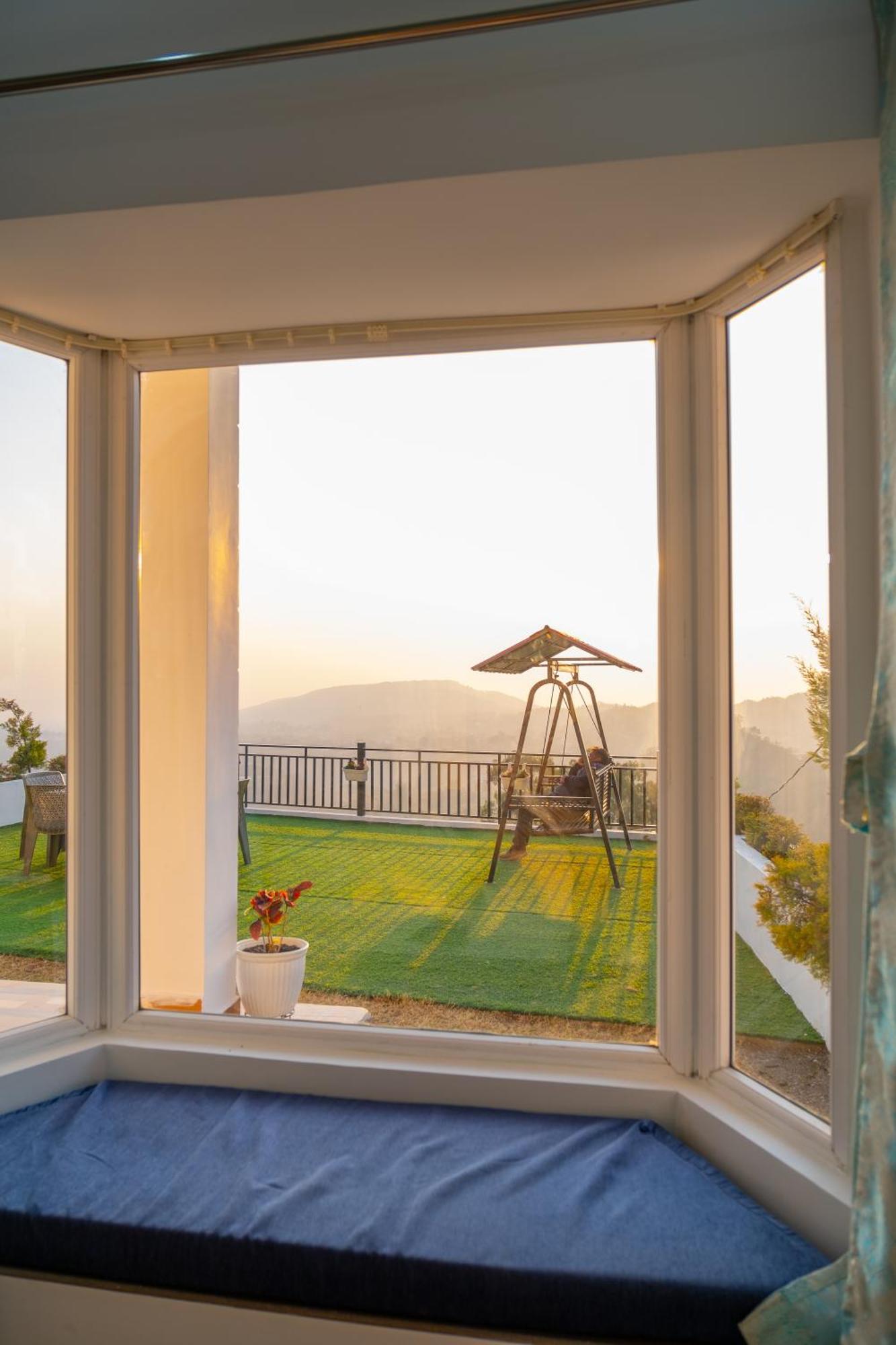 The Bougainvillea Retreat - A Luxury Private Pool In Hotel Dehradun
