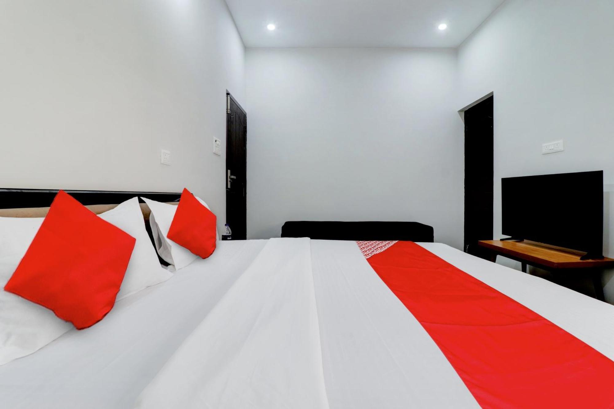 Flagship Kamboj Palace 3*