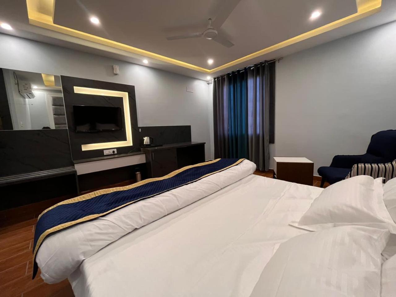Hotel Av Royale Gms Road Dehradun