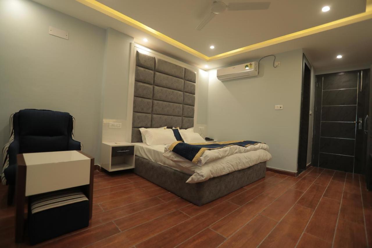 Av Royale Gms Road Hotel