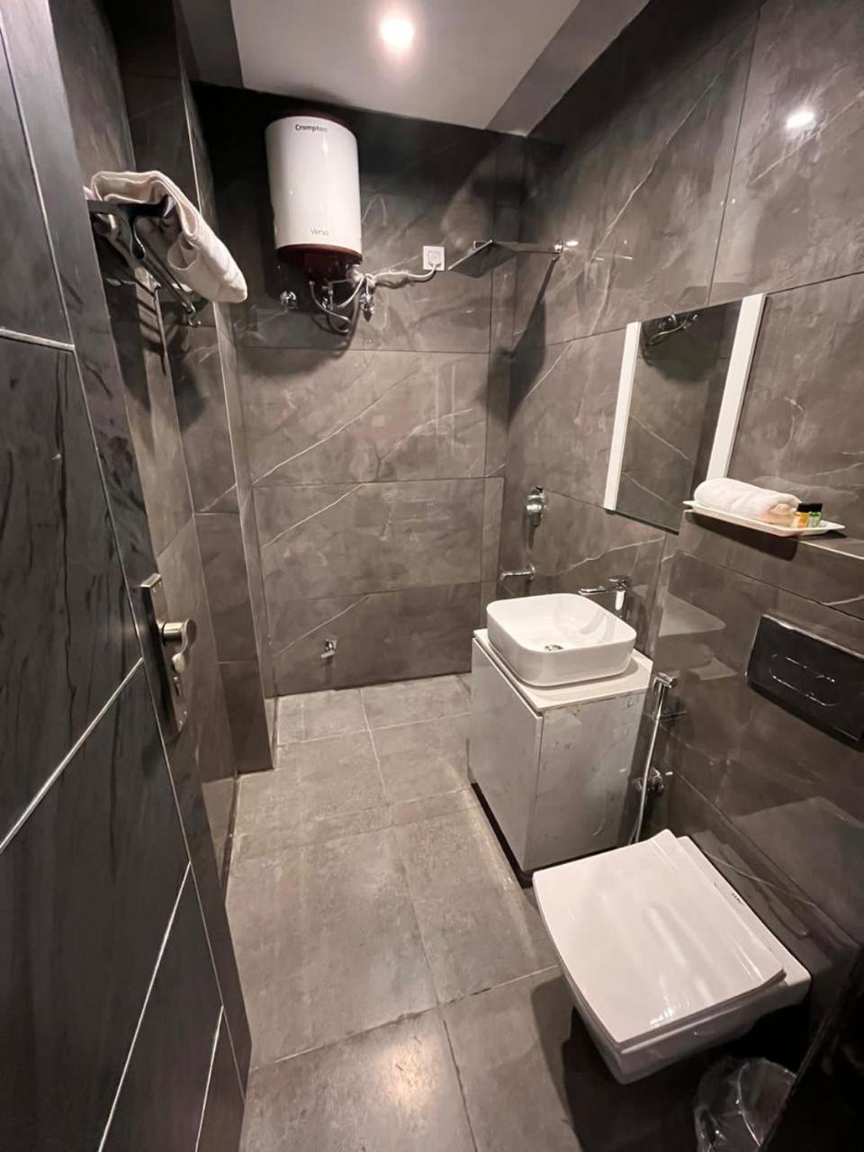 Hotel Av Royale Gms Road