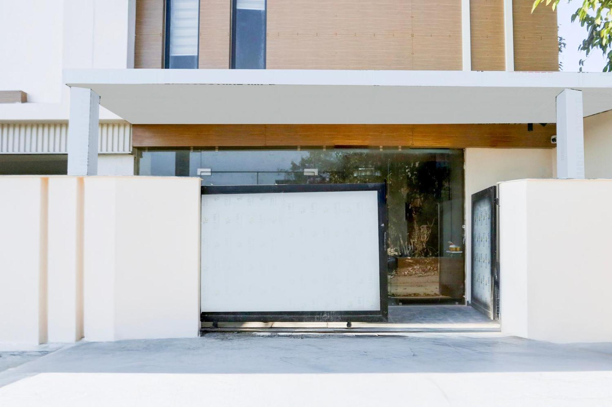 Super Townhouse Isbt 2*