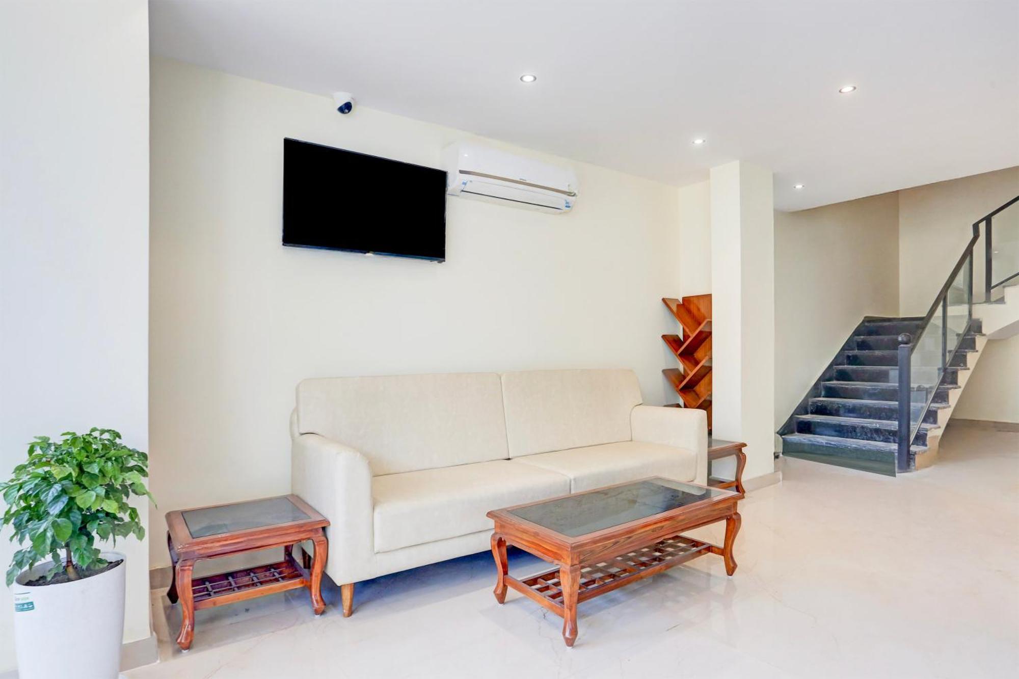 Super Townhouse Isbt Hotel