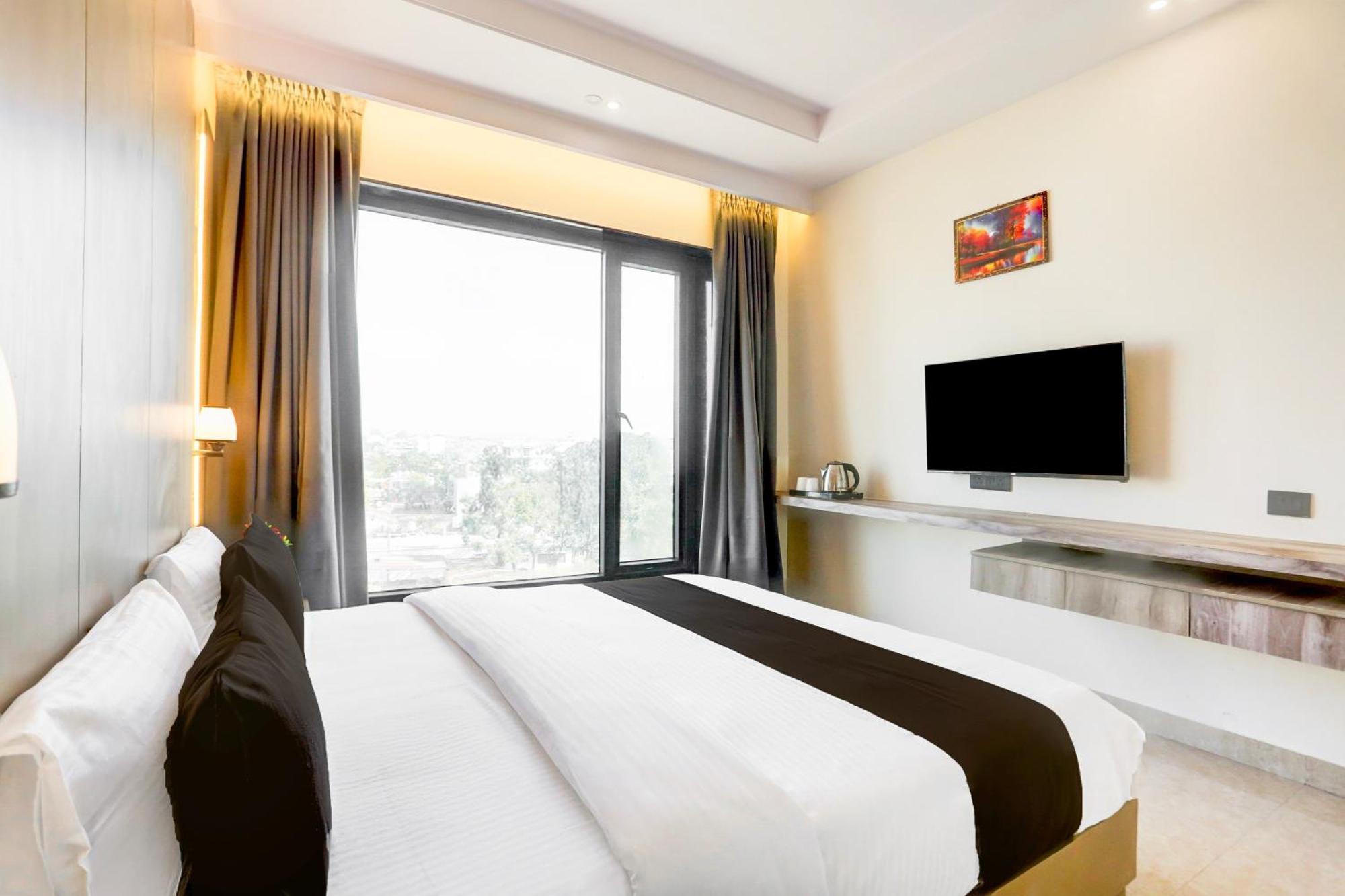 Super Townhouse Isbt Hotel