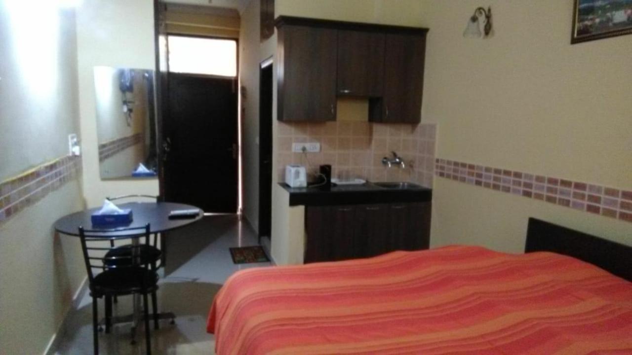 O Hya's Hotel
